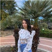 Puedo definirme como alguien apasionada por compartir conocimientos, adaptándome a las necesidades de mis estudiantes.